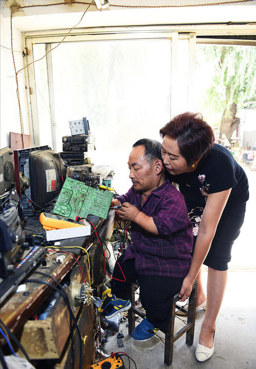 相差70釐米的愛情,身高1米的林彥華娶1.7米媳婦,兩人幸福美滿 相差70釐米的愛情,身高1米的林彥華娶1.7米媳婦,兩人幸福美滿