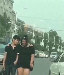 眼力測試！如果你看到的是一群人在游泳，那趕緊去看醫生吧