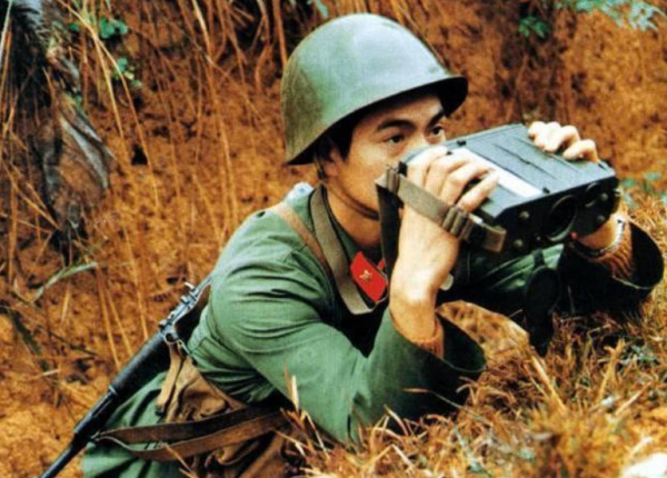 1984年副指導員被俘，遭越軍折磨6年不屈，回國時體重僅37公斤