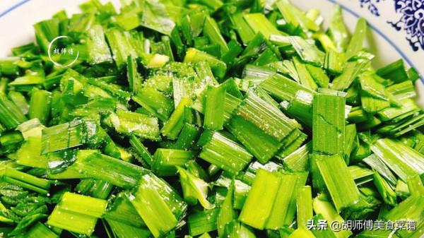 拌韭菜餃子時，要學會用減法，牢記&OpenCurlyDoubleQuote;1放2不放&rdquo;，餃子翠綠不燒心