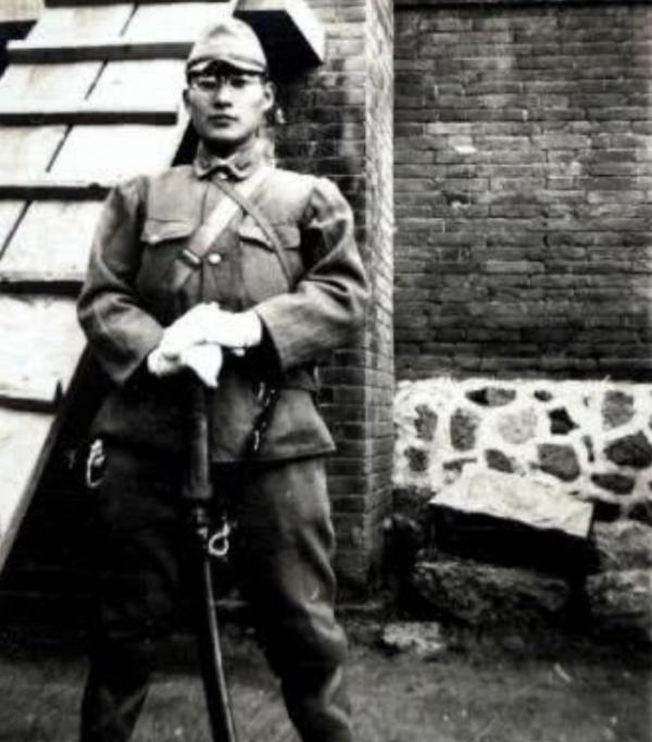 1987年，侵華老兵說烈士墓園埋“叛徒”，3年後，到墓前磕頭謝罪