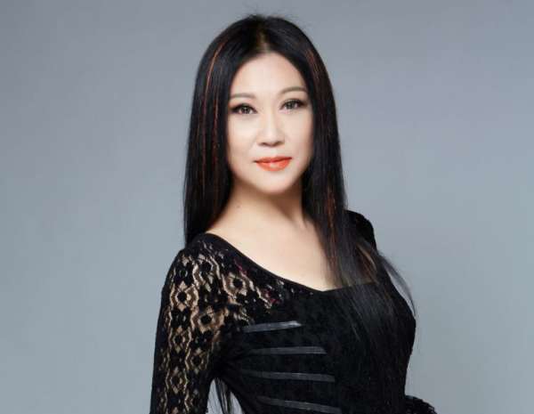 知名歌手李麗芬罕露面，61歲氣質仍出眾，與洋老公離婚後單身多年