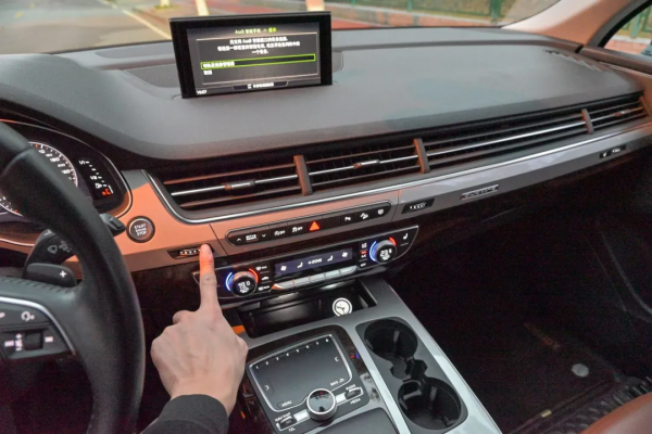 二手準新奧迪Q7,內飾貼膜、腳墊通鋪,不容錯過 二手準新奧迪Q7,內飾貼膜、腳墊通鋪,不容錯過