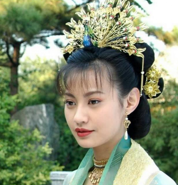 6位不靠煙燻妝黑化的“蛇蠍美人”,誰才是你的童年陰影? 6位不靠煙燻妝黑化的“蛇蠍美人”,誰才是你的童年陰影?