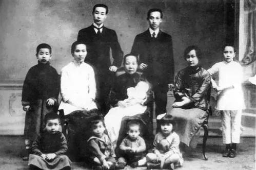 他是人民大學創始人，一生致力於教育事業，為我國培養了大量人才