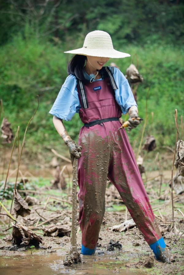 佟麗婭“鄉村”裝扮超質樸，即便生過孩子，也依然保持少女活力