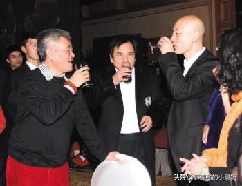 京A88888車主有多少礦？趙本山在他的晚宴上，只能站著陪酒