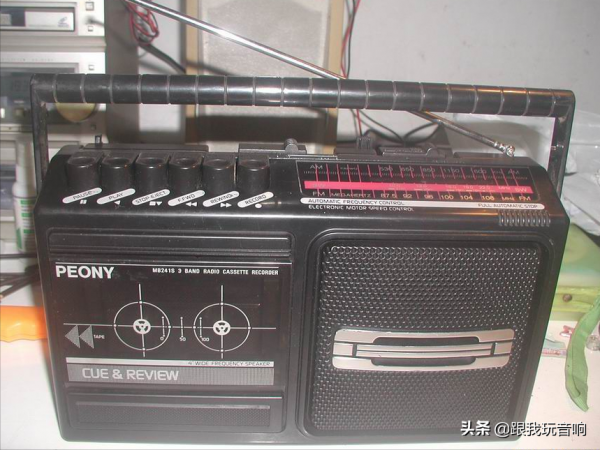 80年代北京無線電廠推出的 牡丹 MB241S 單卡三波段行動式老式收錄機 80年代北京無線電廠推出的 牡丹 MB241S 單卡三波段行動式老式收錄機