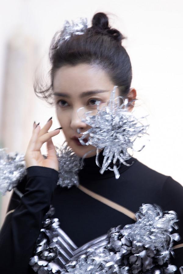 李冰冰秋日巾幗大片大氣磅礴 身披戰甲氣勢滿分