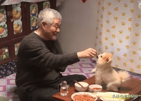 於月仙遺作《鄉愛14》花絮：64歲趙本山喝酒逗狗，滿頭白髮氣色好