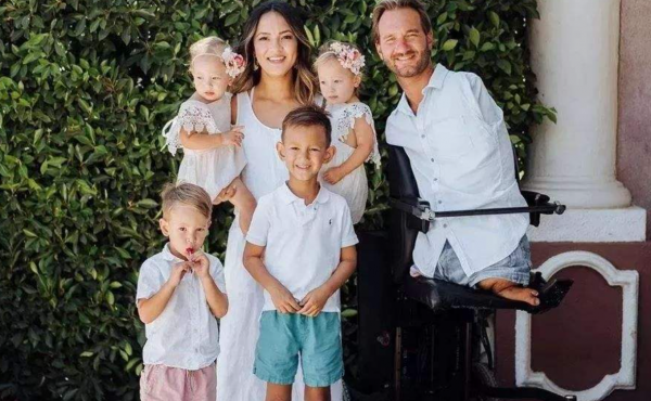 1982年，那個天生沒有四肢的澳大利亞男子尼克&CenterDot;胡哲，後來怎樣了