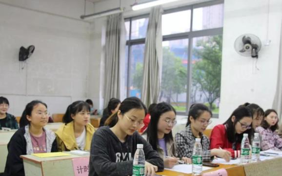 全國多所高校已下發通知，國慶假期放假天數減少，學生表示太難了