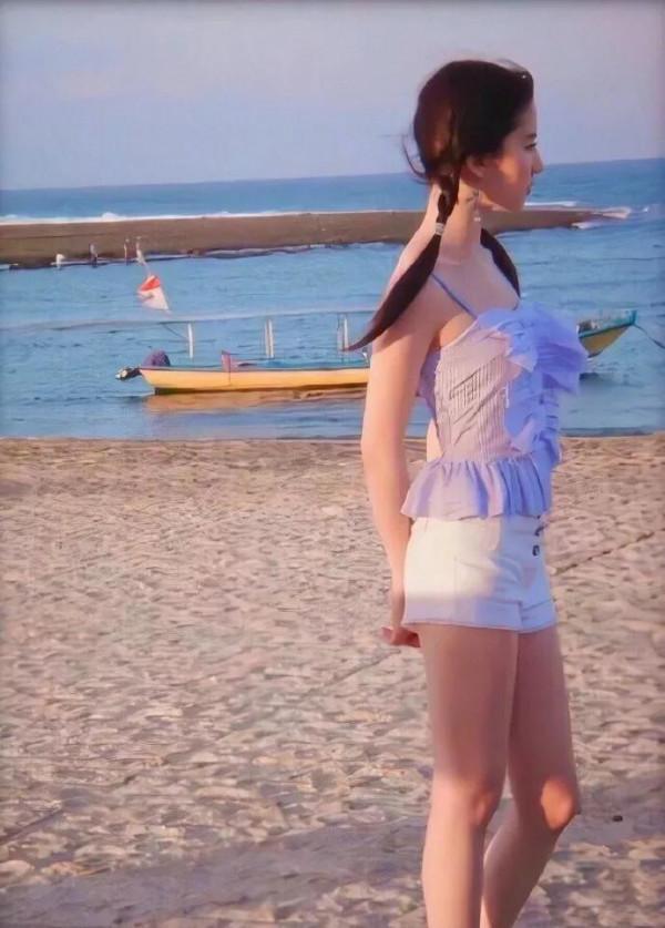 看了19歲扎著雙馬尾的劉亦菲 ​​​​，感覺我們是來人間湊數的