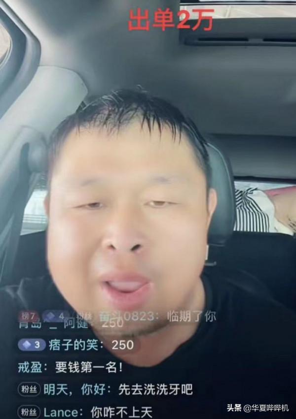 為了博眼球，有人賣慘有人吃板磚，有人卻吃出了儀式感