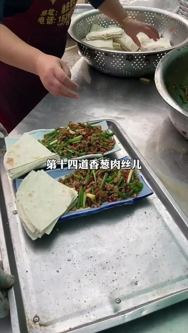 山東農村有戶人家結婚辦酒，一桌360元的價格包給廚師全權負責