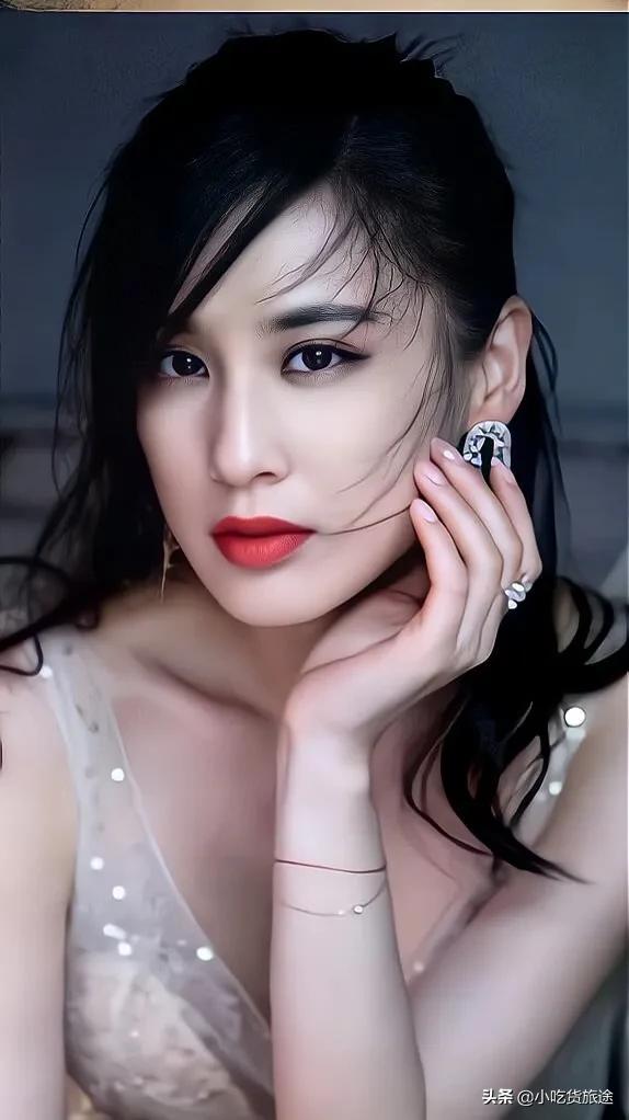 緋聞不斷人美戲不火的「黃聖依」到底經歷了什麼？