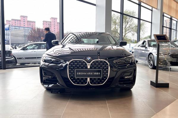 入門版配置不“丐”，外形比3系拉風，實拍寶馬4系雙門轎跑425i M