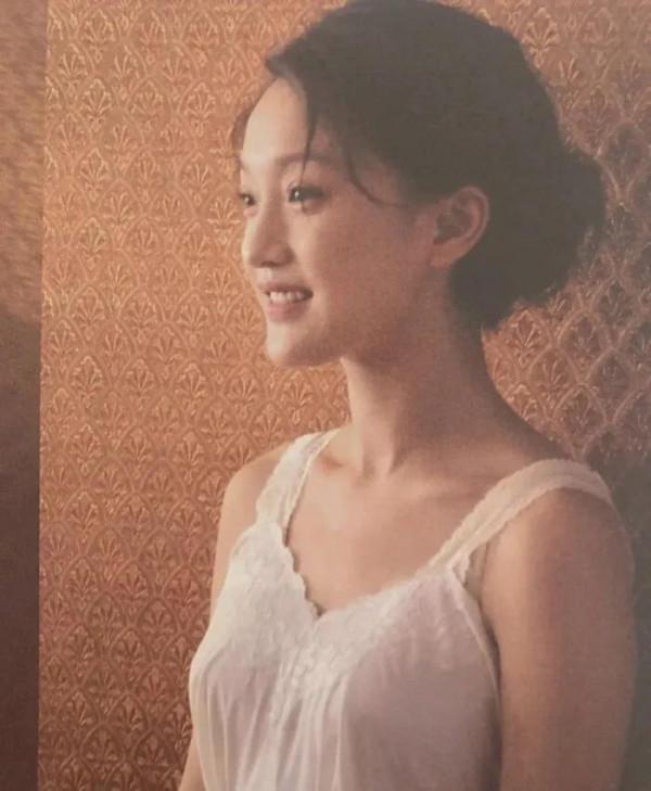 周迅小時候照片，這腿，這脖子，這下巴，不當明星當什麼？