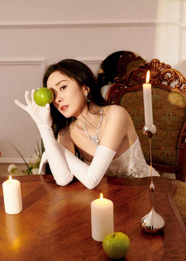 楊冪活動盛典造型大片 身穿白色禮服 搭配華美珠寶 優雅迷人的美冪