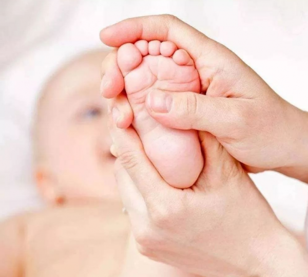 為什麼醫院要收集胎兒的“腳印”？醫生都不說，但家長要明白