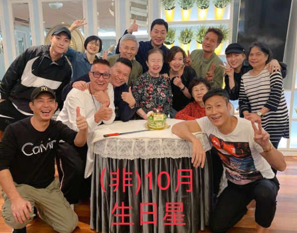 成龍經紀人去世4年，盧惠光等辦紀念聚會，眾人笑容滿臉氣氛歡樂