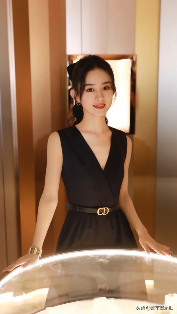 趙麗穎衣著簡樸自信大方，五官跟現在一樣沒變化