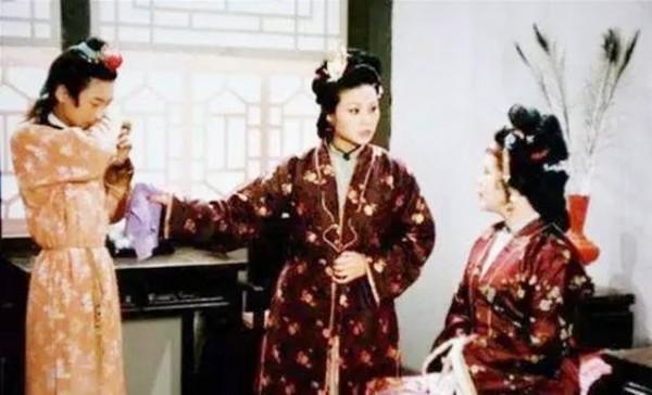 他因為長得醜，飾演了87版《紅樓夢》的賈環，今成斯文儒雅萌大叔