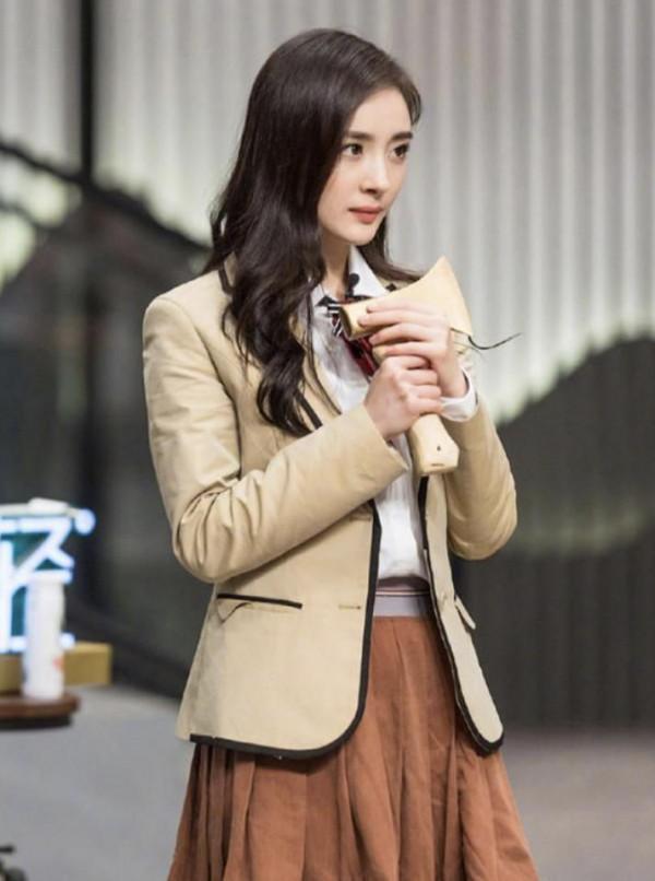 女星校服造型難駕馭？有人32歲仍像高中生，有人像媽偷穿女兒衣服