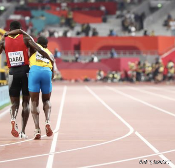 田徑史上的動情一幕！達博一路攙扶著嚴重脫水的巴斯比完成比賽
