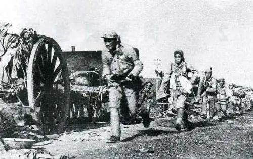 7縱強攻東局子,司令員鄧華嚴密注視戰場形勢,前方始終沒有訊息 7縱強攻東局子,司令員鄧華嚴密注視戰場形勢,前方始終沒有訊息