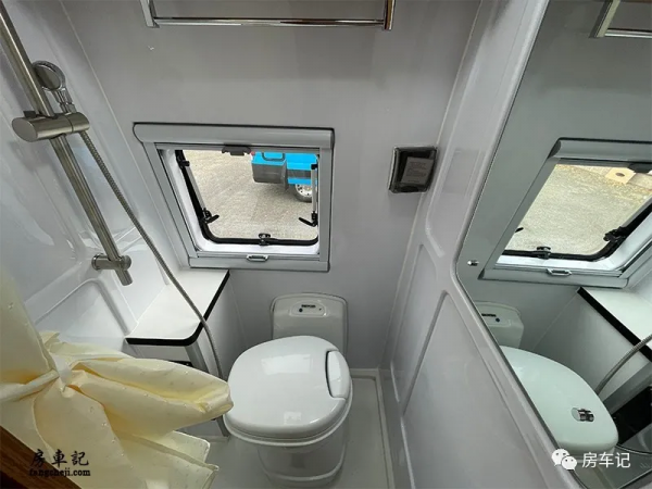 豪車同款雙拼塗裝，奢華裝配商旅兩用，衛航野獸升級版房車