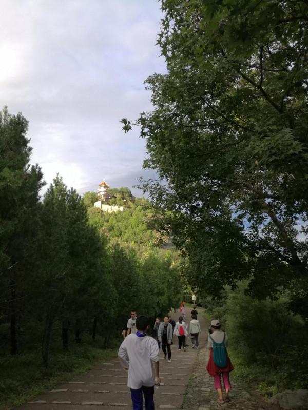 傍晚雨後天晴,登百望山觀景,遊人如織,小山很適合小孩爬 傍晚雨後天晴,登百望山觀景,遊人如織,小山很適合小孩爬