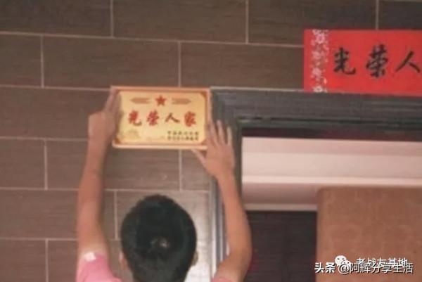 部隊發的“光榮牌”，掛點哪個位置最合適？軍人都知道