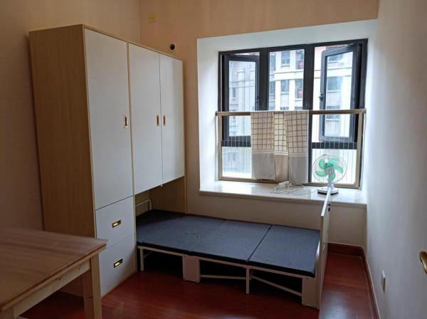 小戶型家庭學學我，為了省下一間房，我在陽臺櫃裡藏了一張摺疊床