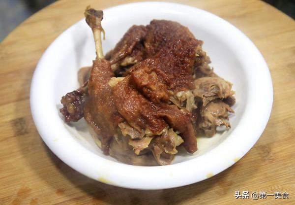 滷燒鴨，鴨肉入味難？廚師長教你一招，肉質紅潤不柴，入味到骨