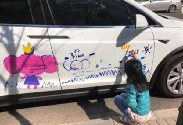 特斯拉車身被塗鴉,車主一臉無奈:打不得罵不得,她開心就好 特斯拉車身被塗鴉,車主一臉無奈:打不得罵不得,她開心就好