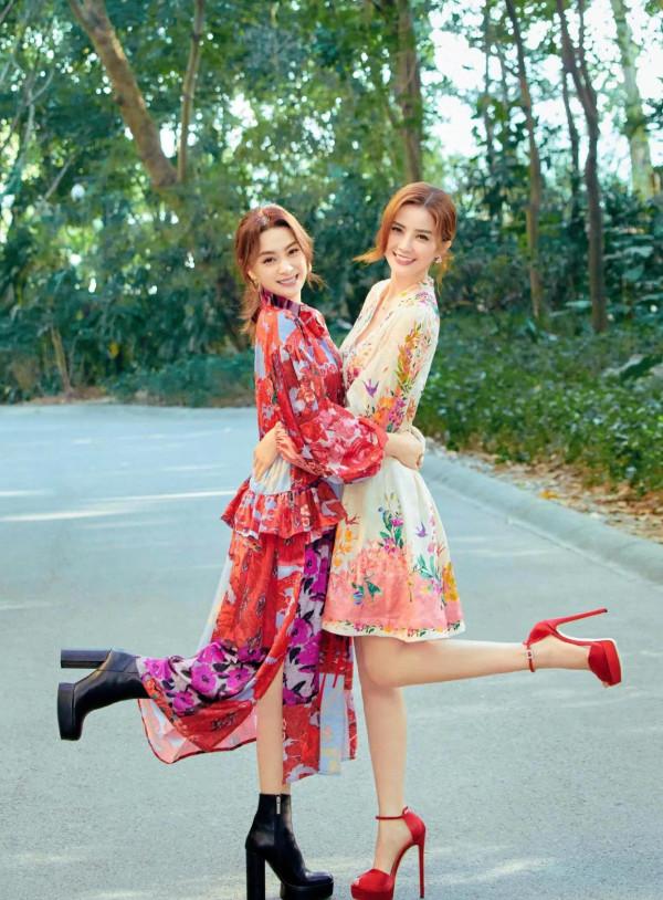 twins組合再次合體，姐妹倆的花裙子很適合拍照，像變了個人一樣