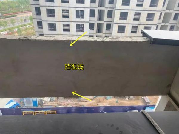 收房時在陽臺伸頭往外看，才發現腰線離我家30公分，擋光又擋視野