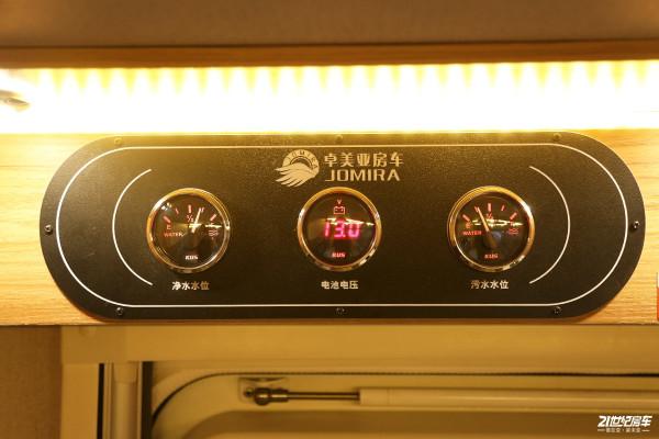 車高不到2.5米還有一個升降床，卓美亞小額頭房車適合一家三口