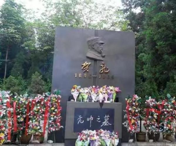 毛主席號召火葬，許世友為何不願意？眾多領導人為何選擇撒放骨灰