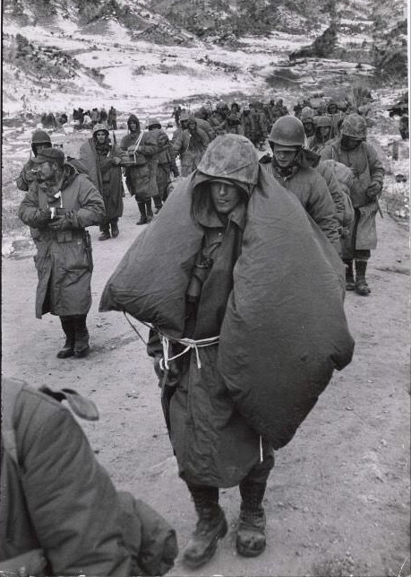 美國老兵回憶長津湖之戰:身後中國兵追擊太急,長官下令放棄傷員 美國老兵回憶長津湖之戰:身後中國兵追擊太急,長官下令放棄傷員