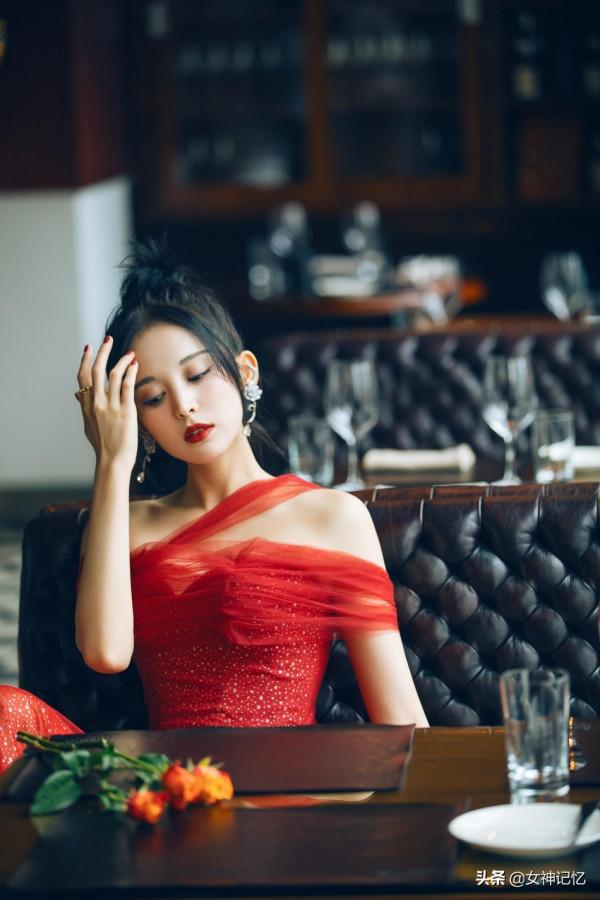 古力娜扎穿一襲紅色紗裙,嫵媚動人 古力娜扎穿一襲紅色紗裙,嫵媚動人