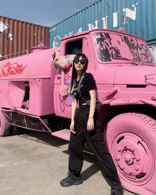 李小璐穿波點裙小區遛狗，選了雙小白鞋做搭配，模樣太像小姑娘了