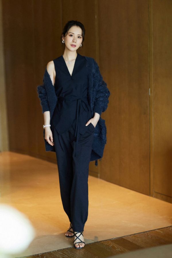 海清的高階感藏不住了，鏤空毛衣搭配針織裙，簡直就是&OpenCurlyDoubleQuote;逆生長&rdquo;