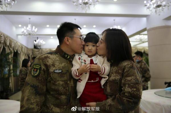 軍營裡的全家福！&OpenCurlyDoubleQuote;小棉襖&rdquo;來探班啦