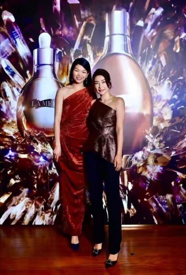 郭晶晶穿漢服亮相，穿襦裙戴珠花古典味兒十足，笑眼盈盈好嬌俏