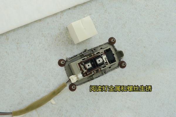 新奇駿拆解(3)車頂結構 鏽跡斑斑的大新車 新奇駿拆解(3)車頂結構 鏽跡斑斑的大新車