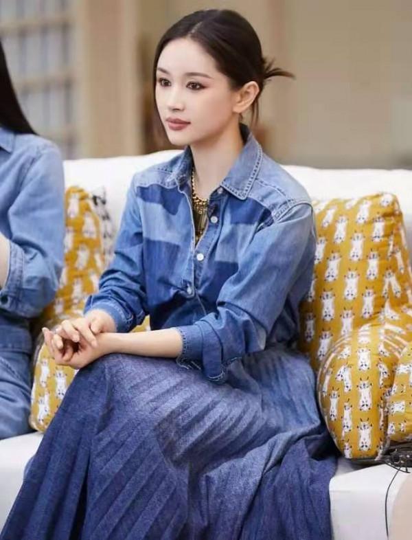 王子文太會穿了吧，這身“針織衫+開叉褲”打扮，159穿出170氣場