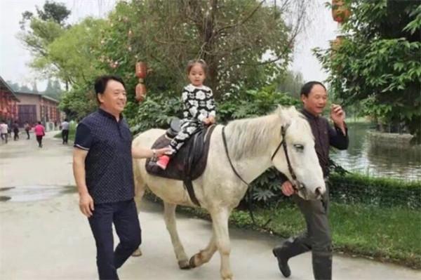 6年前主持人佟瑤在河邊溺水而亡，葬禮上哭到昏厥的丈夫今怎樣？