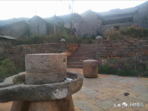 &OpenCurlyDoubleQuote;石頭寨&rdquo;裡看石頭